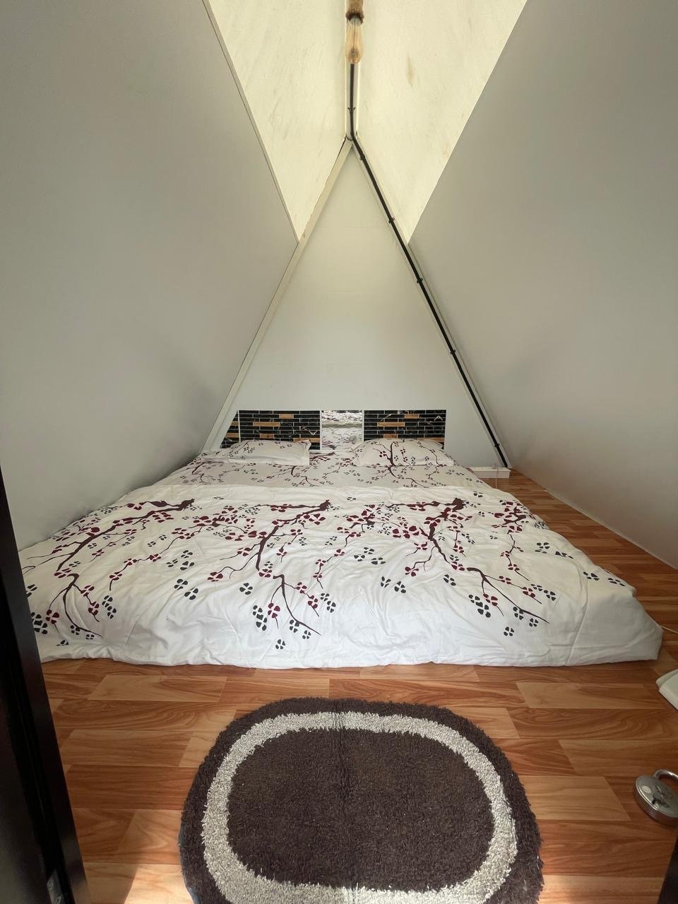 Elegance Feat Triangle Tent